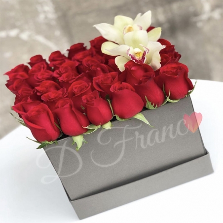 Caja de Rosas Con Orquídea